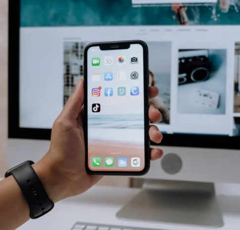 2025年响应式网站字体排版全指南：智能、性能与体验的融合